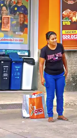 Le sac identique 🛍️😂 #prank #prankfr #blague #humour #drole #videodrole #mdrr #pourtoi #fyp #tiktokfr 