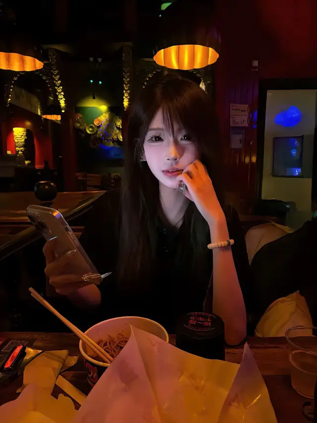 最痛的距离,不是天各一方,而是近在咫尺却 无法拥抱。#尤咏慈 #lautudinh #douyin #china #trungquoc #viral #xh #fyp 