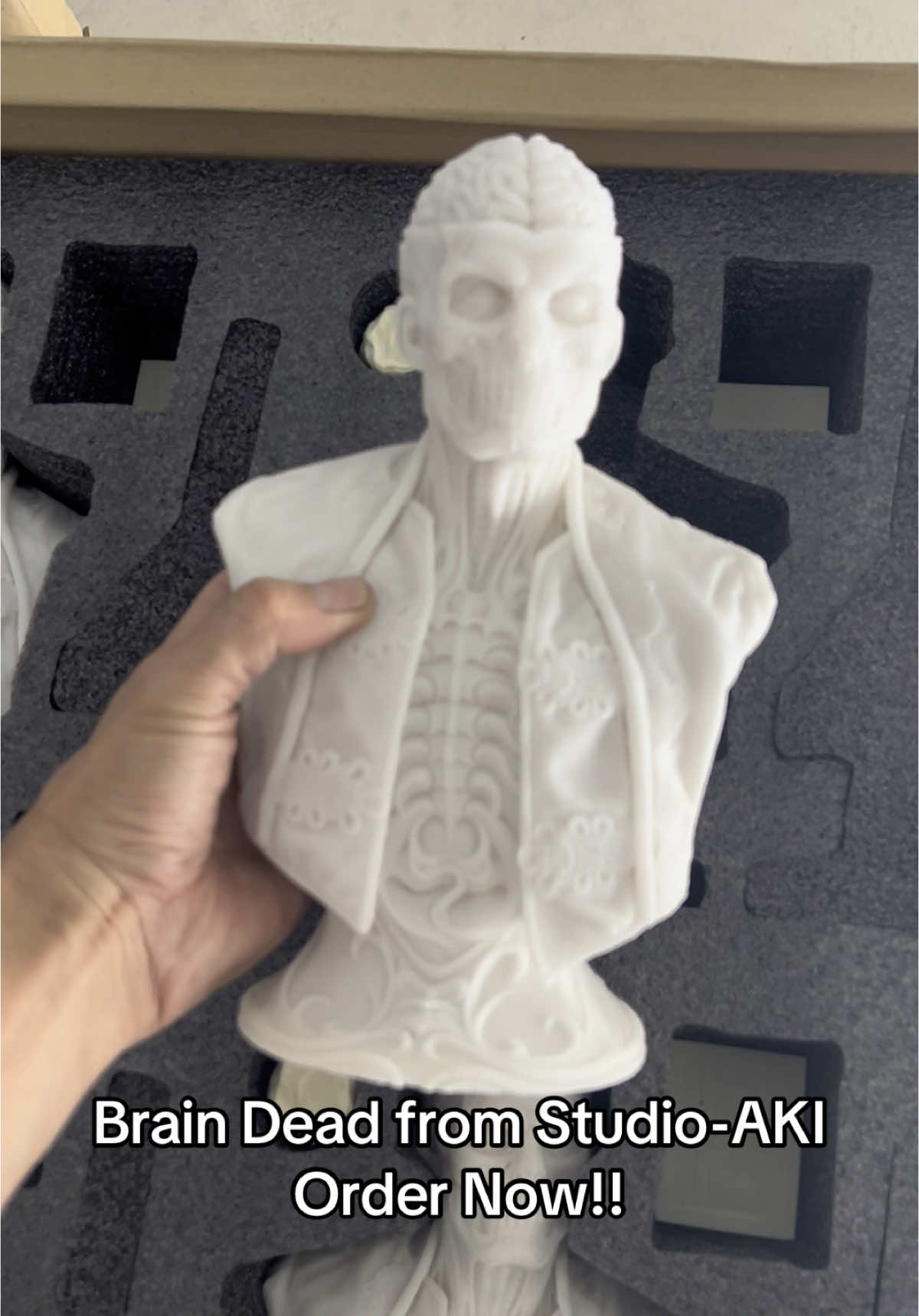 Hi Everyone, @Monsterpalooza Official is just one week away—and I’m excited to announce my new piece: “Brain Dead”! This brand-new limited edition will debut at Monster Paloozaofficial, available exclusively at my booth, #125. I will take an international orders after the show  Contact me directly Details: 	•	Title: Brain Dead 	•	Edition Size: Limited to 30 pieces 	•	Material: Solid white resin cast 	•	Dimensions: H 10.5” (25 cm) x W  6.5” (16 cm) x D 4.5” (10 cm) 	•	Includes: Signed Certificate of Authenticity Price: Final price will be announced soon, but it will likely range between $250-$285 Please note: Pricing reflects increased material and labor costs overseas, as well as international shipping expenses. I’m really proud of how this piece turned out, and I hope to see many of you at my booth. Don’t miss your chance to grab one of these exclusive editions! Best, AKIHITO Special thanks to @shinya6239nyc @jason_xu_verymuseum @verymuseum  #akihito #studioaki #braindead #zombiboy #rickgenest #collectible