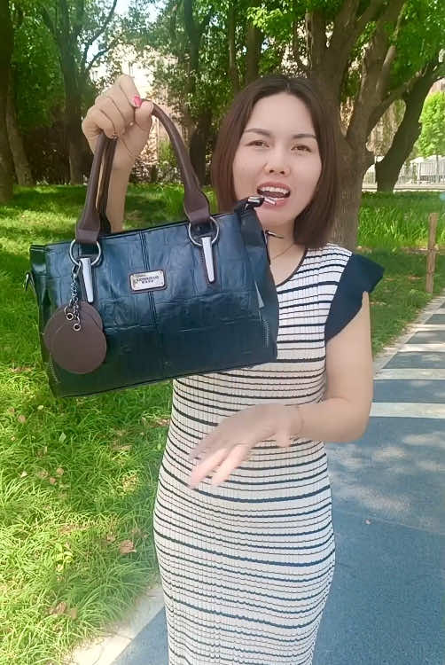 วันนี้อากาศดี ขอนำกระเป๋าสีดำใบนี้มาแนะนำค่ะ👜👀#กระเป๋า #ย้อนยุค #กระเป๋าผู้หญิง #กระเป๋าวินเทจ #vintage #ladybug #xidibaoluo #tiktokshop 
