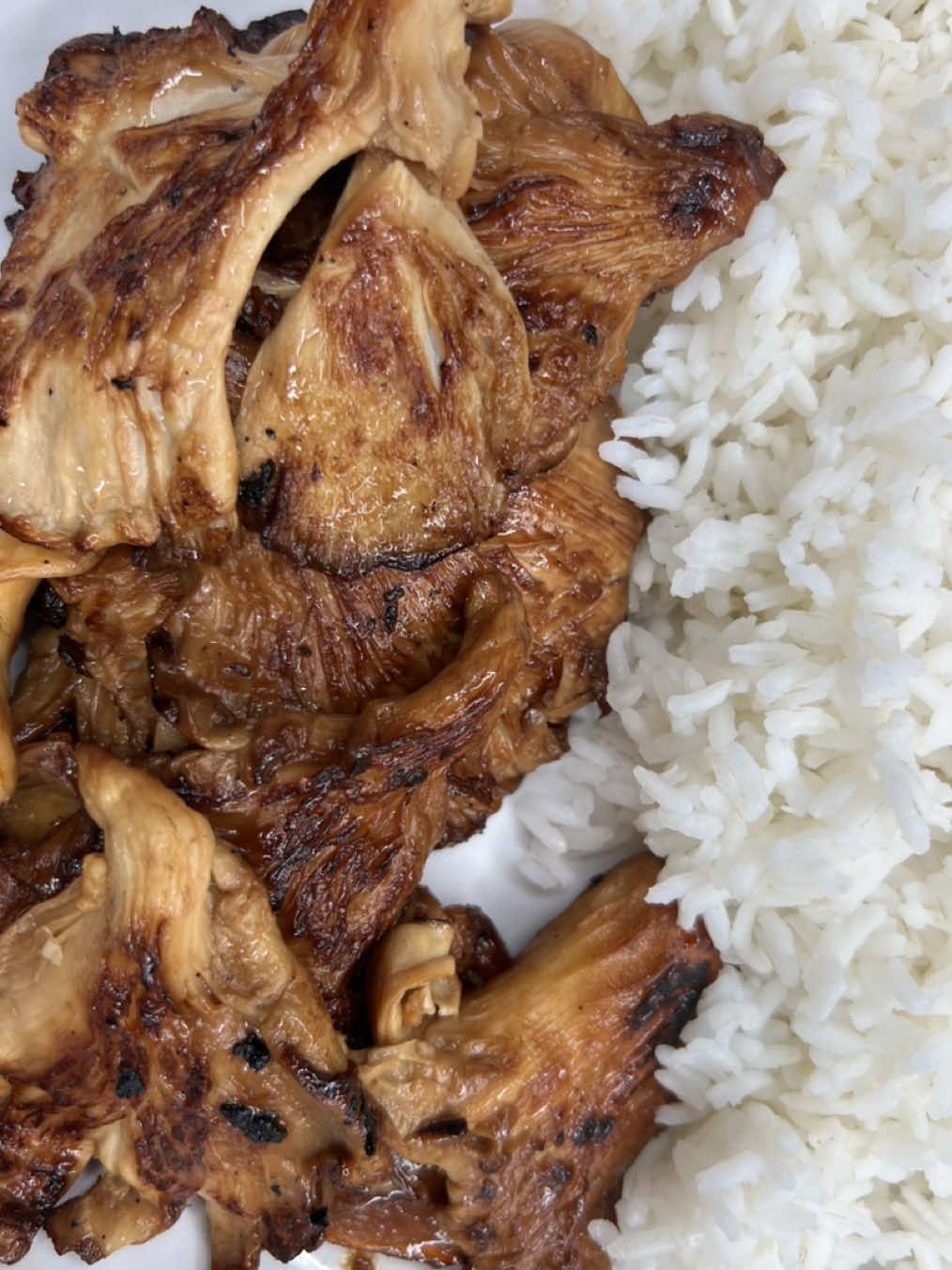 🍄‍🟫 La forma más rápida y rica de preparar setas 🍚  🪄 Si nunca tienes tiempo , como me pasa a mí, esta es para mi la forma más rica y rápida de comer unas buenas setas.  📝 en un bowl vas a poner las setas  🧄 vas a poner ajo picado muy chiquito  🍶 salsa de soya a gusto  🍋 Jugo de limón  💟 en una sartén con un poquito de aceite vas a comenzar a cocinar tus setas una vez está caliente.  Tip muy importante, es que cada seta tenga su espacio, están bien separadas y simplemente dejarlas ahí sin moverlas todo tiempo, debes cocinarlas vuelta y vuelta para que quede ese color y una textura perfecta 🤩  🐥 Espero que hagan esta receta que es ideal si estás en la transición de dejar de comer todo tipo de carne o si simplemente prefieres elegir una opción más ética en tus platos !  #veganrecipes #veganfood #paratii #veganosplaya 