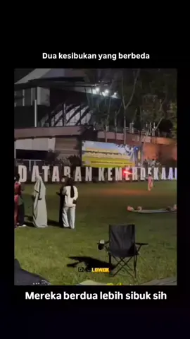 orang orang pada sibuk yh #lewatberanda #lucu_ngakak #fypage #sosibuk 