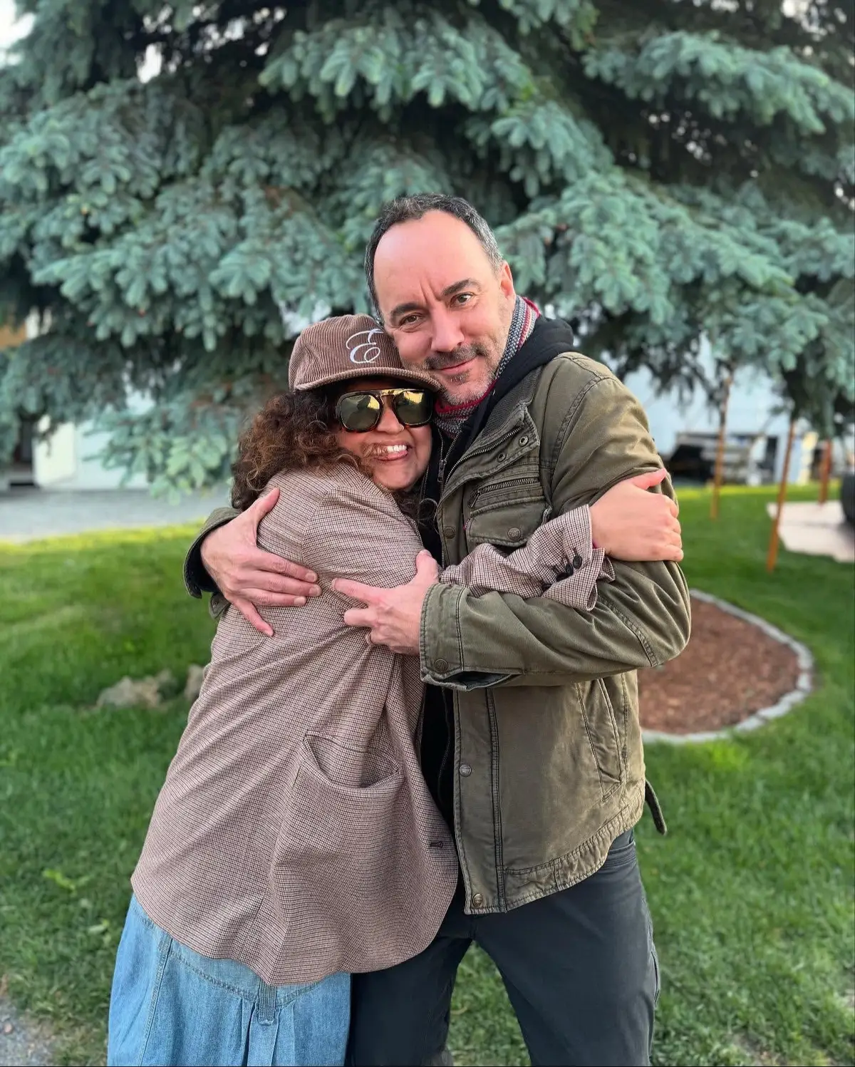 Dave hanging with @remiwolf 😊 #dmb #davematthewsband #davematthews #dmbgorgecrew #dmbgc #gorgecrew 