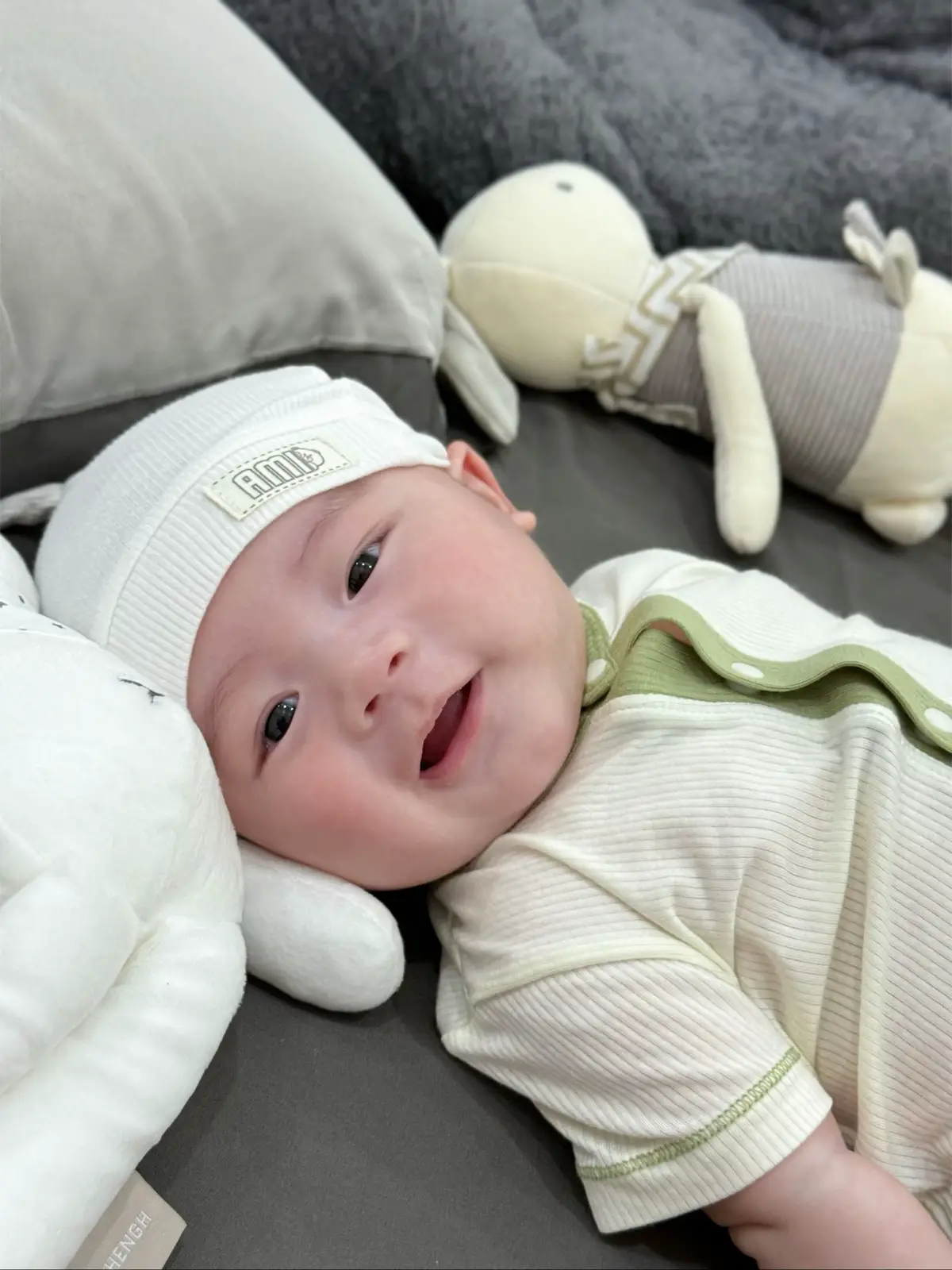 Thế giới mong cậu lớn 🌱 Còn tớ mong cậu bình an 🌼 #leoiu🦁 #mebeleo🦁🍼 #embedangyeu❤️ #xunhongtiktok #emberanthang2🐍 #khoanhkhacbeyeu 