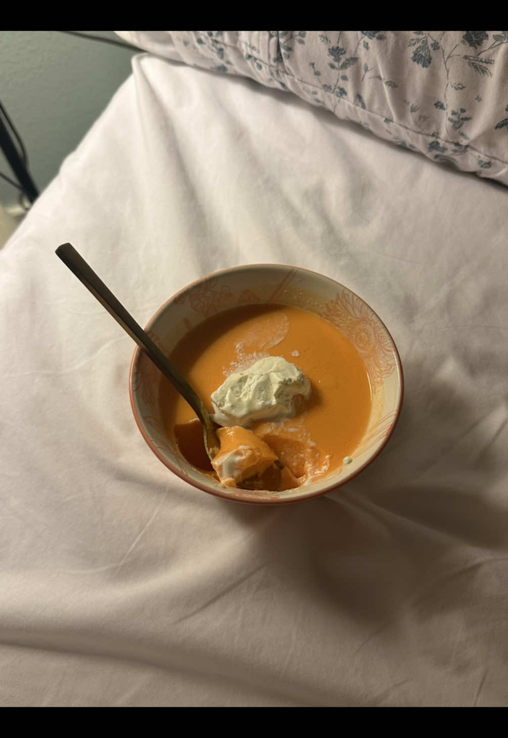 FLUFFY JELLO RECIPE IS ELITE crazy macros and volume 🤧  I halved the original recipe 1/2pack jello (5g) 1 1/4cup water  80g zero fat Greek yog sweetener of choice  @lisa 🐰 thank you sm for this recipe!! #creatorsearchinsights #fluffyjello #jello #lowcaloriedessert #lowcaloriehighvolume #highproteindessert #