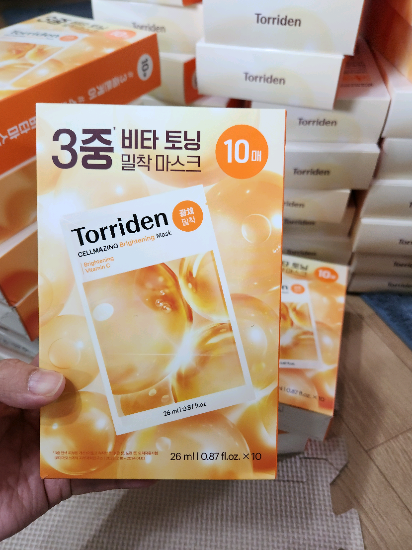 🌟 MASK TORRIDEN CELLMZING BRIGHTENING – HÀNG SẴN KHO SỐ LƯỢNG LỚN! 🌟 📦 Có sẵn – giao ngay – không cần chờ order! 💧 Mặt nạ dưỡng sáng da đình đám từ Hàn Quốc – 26ml/miếng x 10 miếng ✔️ Dưỡng ẩm sâu – Làm sáng da rõ rệt ✔️ Thành phần Niacinamide & chiết xuất thực vật lành tính ✔️ Phù hợp cho mọi loại da, kể cả da nhạy cảm 💥 Hàng về sẵn kho số lượng lớn – Giá tốt cho đại lý & spa! 🎁 Nhận đơn sỉ & lẻ  📩 Liên hệ ngay Jina Korea 📱 Zalo: 0971.43.8822 📧 Email: jinakorea.export@gmail.com #Torriden #MặtNạHànQuốc #MaskDưỡngSáng #JinaKorea #HàngSẵnKho #NhậpKhẩuChínhNgạch #MaskTorridenBrightening