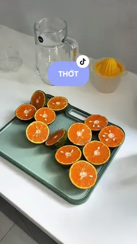 Thớt hạn chế tràn, hạn chế trượt, và mau khô, chất liệu nhựa hạn chế nấm mốc. Nhân thấy đáng tiền ghê, chuẩn bị mua cái mới về xài nữa #nhantayhome #tumuadoreview 