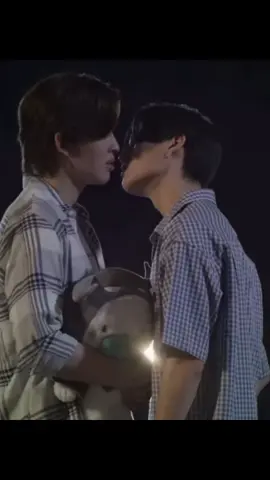 จูบริมสายน้ำ อ่อนโยนดั่งแสงพลบค่ำ และนิรันดร์ดั่งดวงดาว 🐻🐼🧡🤍 #ปอนด์ภูวินทร์ #PondPhuwin #ppnaravit #phuwintang 