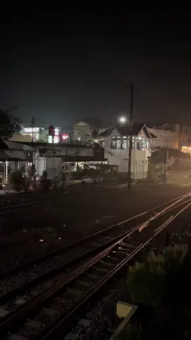Momen persilangan KA CL Dhoho (410) dengan KA Malioboro Ekspres (169)  #persilangankeretaapi #keretaapiindonesia #keretaapi #kai121 #railfansindonesia #fyp 