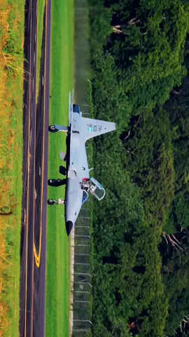 🛫 F-5 Tiger II - FAH 4008 | Base Aérea HCM (LHLC) El rugido felino resuena en el corazón de la base aérea. El F-5 Tiger II FAH 4008 se prepara para rugir en la pista de La Ceiba. Un ícono de la defensa aérea catracha, captado en acción. 🛬 F-5 Tiger II - FAH 4008 | HCM Air Base (LHLC) The feline roar echoes across the runway. FAH 4008, the Honduran Air Force’s F-5 Tiger II, ready to strike. An aerial legend, caught in motion at La Ceiba’s air base. 🎥: FAH 4008 on runway operations 📍: Base Aérea HCM, La Ceiba #f5tigerii #fah4008 #honduranairforce #aviaciónhondureña #honduras #fighterjet #avgeek #planespotting #jetpower #militaryaviation #aeronautics #aviacionlatinoamericana #airpower #runwayaction #aircraftlovers #la_ceiba #hcm #aviationdaily #latinplanes #jetlovers #spotterlife #aviationphotography #aerialstrength #f5freedomfighter #aviaciónmilitar@Tango Aviation HN @VELOCIDAD CRUCERO HN @Base Aérea Cenl. HCM. 