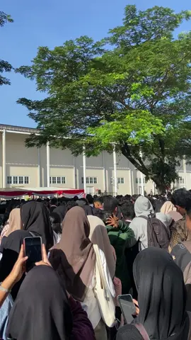 Pencari kerja yang datang ke job fair di universitas president membeludak.karena rame bgt jadi berdesak desakan,Semoga keterima kerja ya🥹#infocikarang #lokerterbaru #fyppppppppppppppppppppppp #pengangguran 