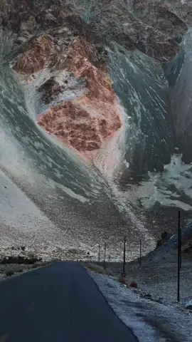 The most famous sense of oppression from the Pamir Plateau is the 'Pamir Eye', which stares at you both from the front and back with its eyes embedded in the huge mountain, like a figure following a shadow. The roads in southern Xinjiang are so beautiful, with mountains carved with knives and axes, and every side is breathtaking with the superb craftsmanship.