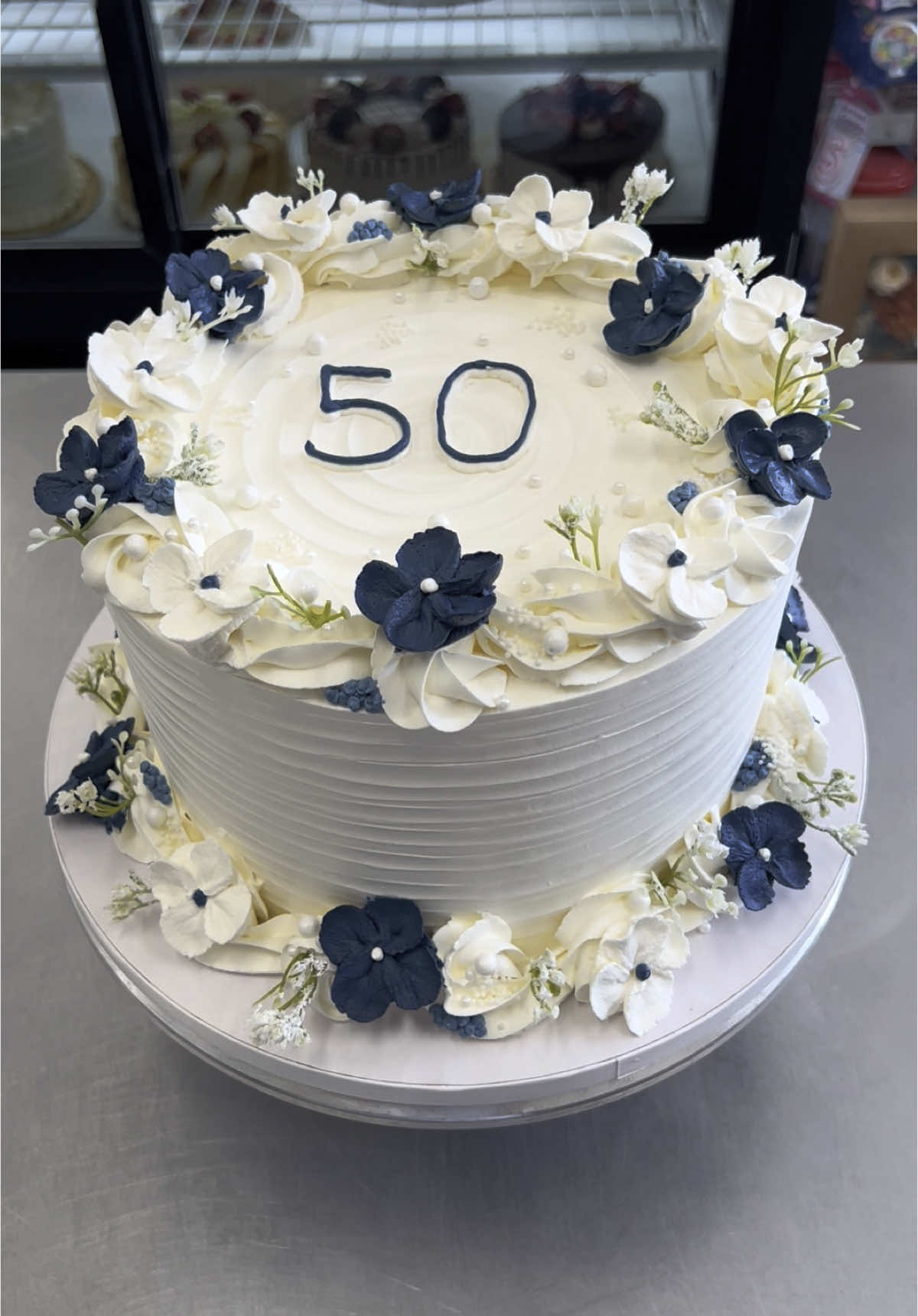 50 años  #pastel3leches #chantilly #flavorright #decopac #mexicanbakery #cakes #floresdechantilly #mamá #50 