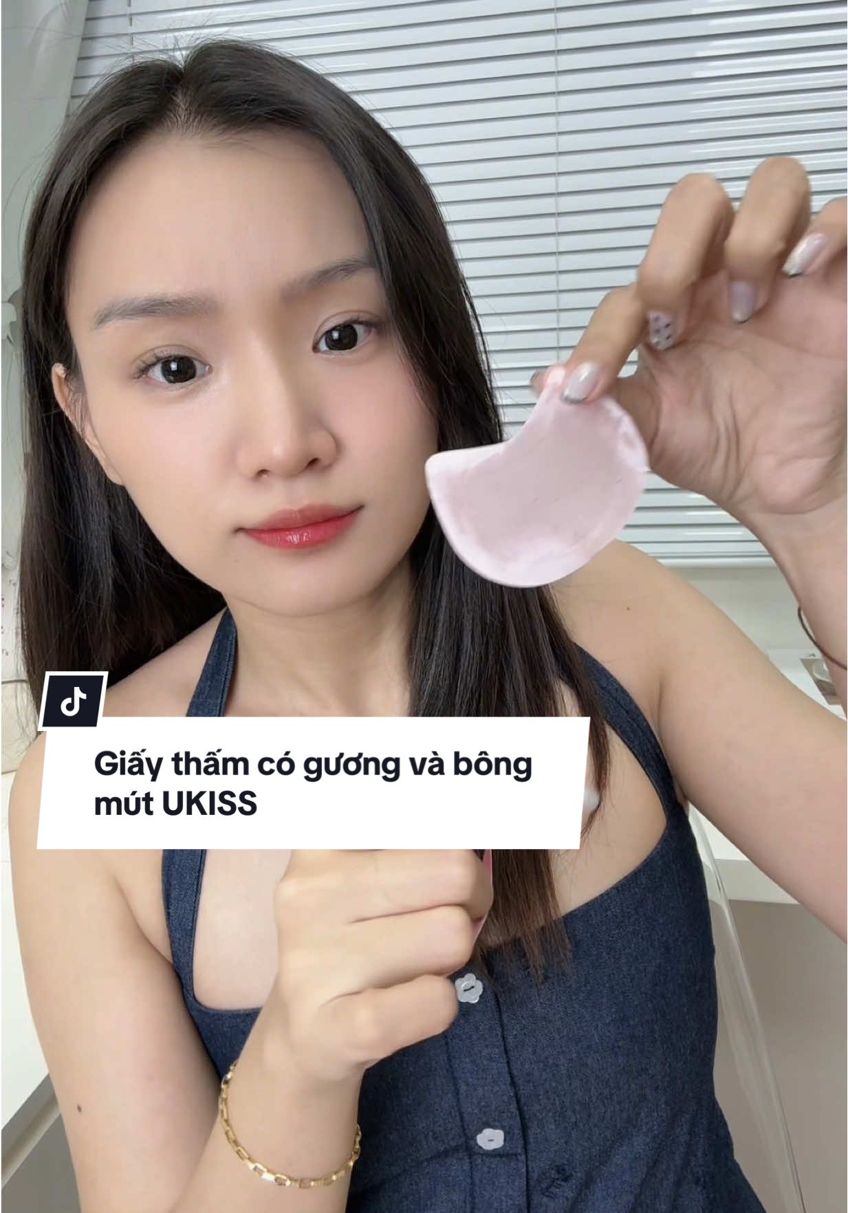 Có thể là sẽ sắm thêm vài hộp nữa về xài nha 🤣 #hoangaanh #hgaanh #review #giaythamdau #ukiss #thamdau #dadau #beauty #makeup #viral #fyp 