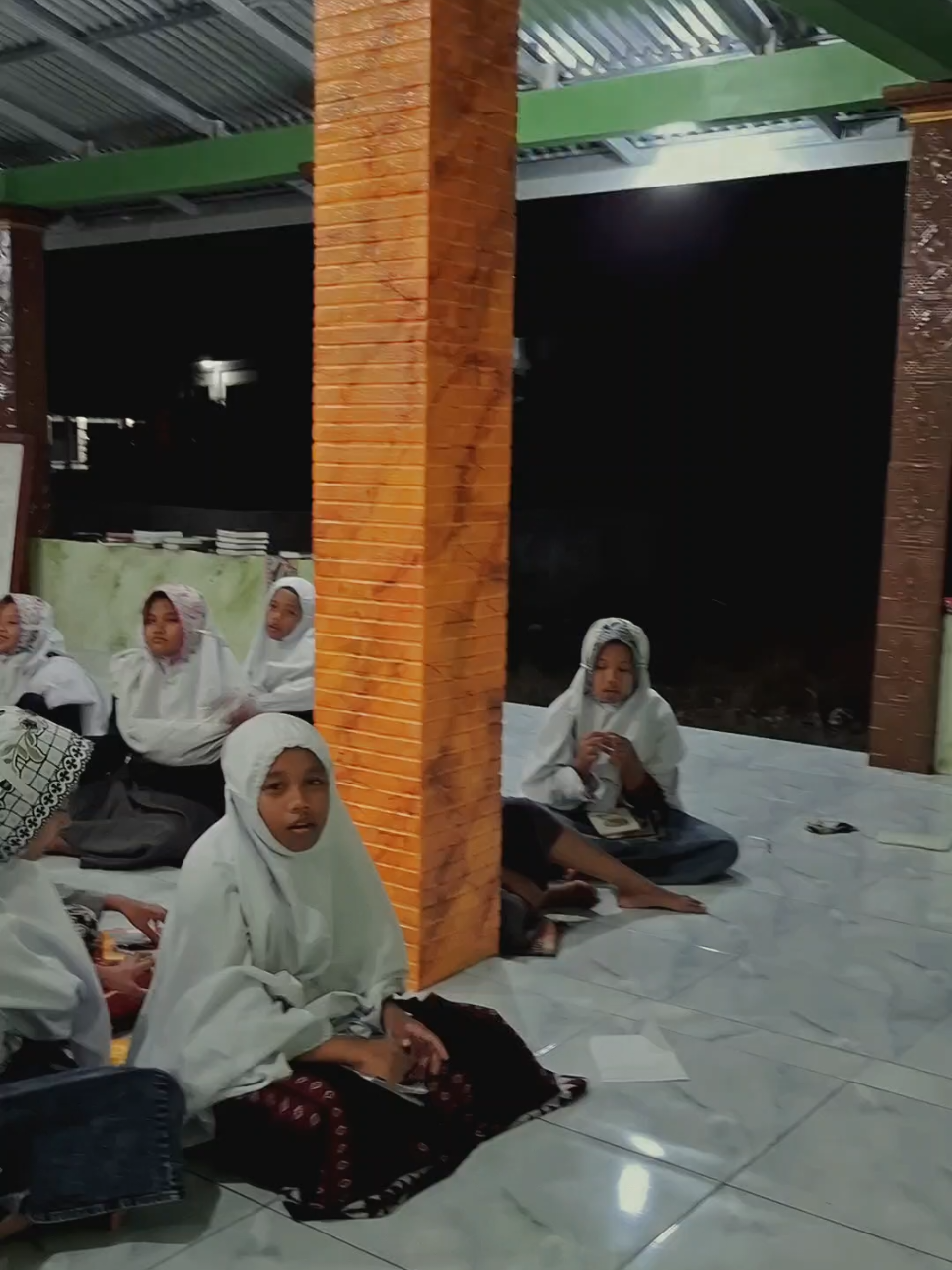 Jadi santri itu harus sami'na wa atho'na☘️  #dawuhguru #albaqorohlirboyo #santriputri #lewatberandafyp #santriindonesia🇮🇩  #masukberandafyp #xybcafyp #foryoupage 