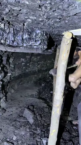 Minecraft ⛏️ #blackdiamondmining #undergroundmining #minecraftmining #cave #usatiktok #tunnel #hiddentreasure #goldmining #coalmining #mining 