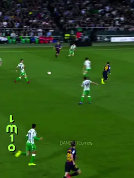 Lionel Messi's superhuman aura causes reactions ☠️🤯  #messi #messi_king #aura #goat🐐 #goviral #skills #football #footballtiktok #soccertiktok 