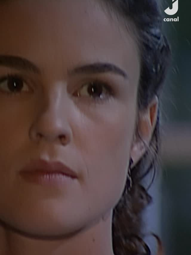 ¡LAS COSAS CLARAS! 😱 La situación se pone tensa entre Matteo y Rosana. El italiano la amenaza con dejarla si ella lo persigue a la fiesta 😳. ¿Qué pasará con este triángulo amoroso? 🤔 🔎 Descúbrelo en Terra Nostra, de lunes a viernes desde las 8 PM, por #CanalJ 🎬.