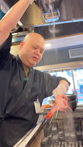 鮮度抜群の鮮魚たちの炉端焼きが楽しめるお店🏠 2025年5月1日にオープンした注目のスポットのこちらのお店では 全長20cm超えの名物の「特大えび塩焼き｣や、干物ではない鮮度抜群の高級魚キンキがお手ごろな値段で食べられる！🐟 濃厚な旨みと、炭の香りのする塩加減が最高に美味しい🦐 また、注文されてから作る土鍋ご飯系もこだわられていて本当に美味しかった！ 店内の1階と2階を繋ぐ吹き抜けのプロジェクションマッピングなど内装もこだわっていて、使いやすさ抜群だったので是非！ ※こちらの投稿を見た！で名物の海老1匹プレゼント🦐  📍ご縁もん / 上野 ￥3000～/人 ⏰営業時間：11:00〜24:00 💤定休日：なし 🏠住所：〒110-0005 東京都台東区上野４丁目２−４ #東京グルメ #上野グルメ#tiktokfood 