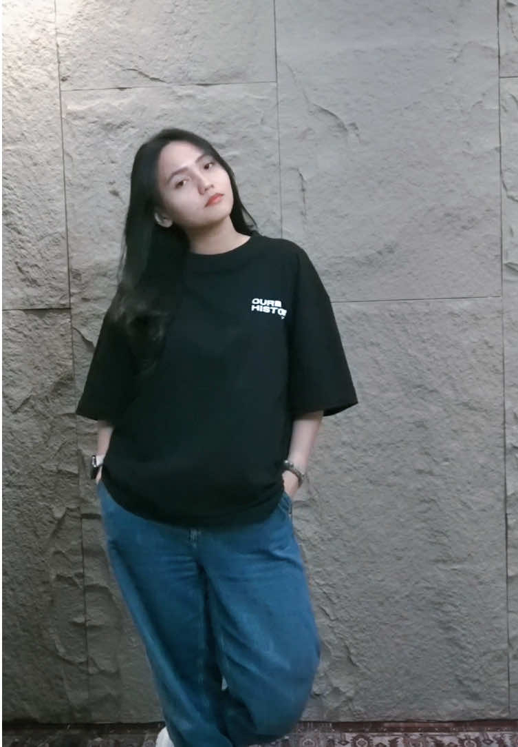 Kata siapa simple gak bisa stylish  #kaos #tshirt #kaoslokal #oversizedshirt #oversized #OOTD #outfitideas #outfitinspo 