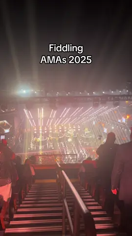 I love Rod Stewart just hyping up these awesome musicians. Great finale to the #americanmusicawards #fiddle #drum 