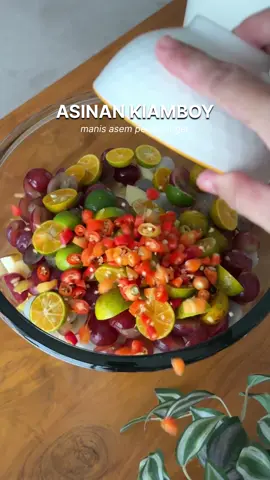 Pliss atuh ini enak banget 🥺🥺🥺 Wajib di diamkan dulu di dalam kulkas, rasanya manis asem pedes ada asinnya sedikit. Kuah kiamboy nya bikin rasanya jadi legit enak deh pokoknya 😍😍😍😍😍 Potong- potong buah sebanyak itu gak ada drama tumpul karena kualitas dari pisau stein gak di ragukan lagi terbuat dari bahan STEINLESS STEEL 304 yang ANTI KARAT & TAJAM 📌 Satu setnya udah lengkap dengan 4 buah pisau , 1 gunting dan holder supaya pisau kamu gak berantakan ✔️ Designnya CANTIK, ELEGANT & MULTIFUNGSI ✔️ Cocok banget buat kamu yg lagi cari pisau set bergaya classic dan retro, stein punya solusinya 😍 Pembelian langsung aja ke marketplace @steincookware dan dapatkan potongan harga menggunakan kode voucher “STEININD2” #stein #steincookware #pisau #pisauset #pisaustein #retroknife #pisauretrostein #asinankiamboy #resepasinanbuah #asinan #asinanbuah 
