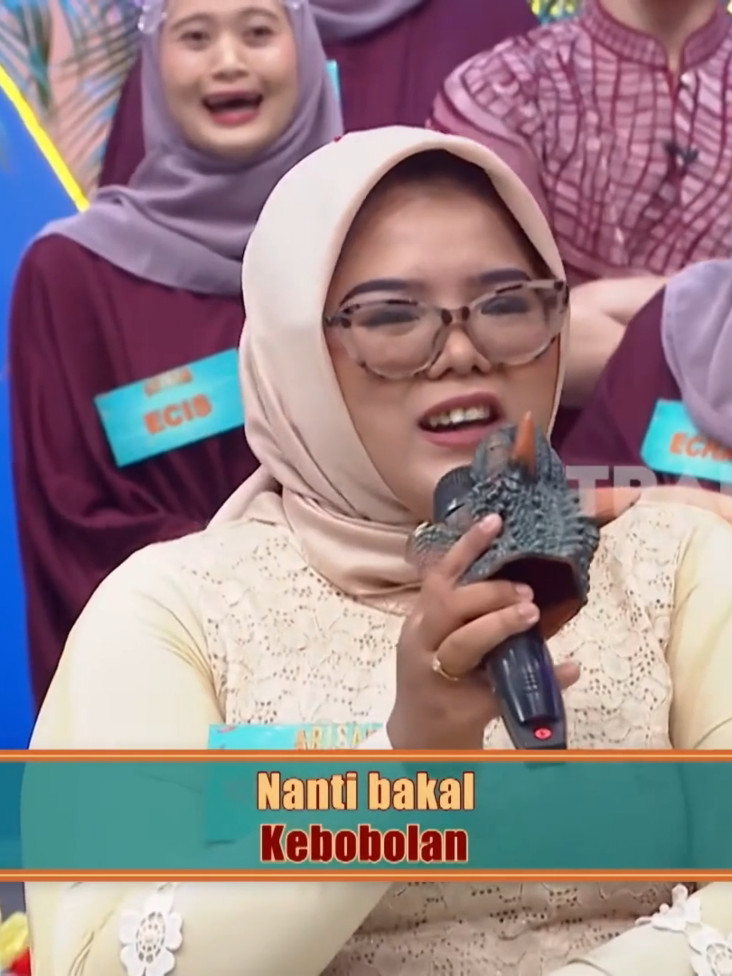 Arisan Core Part 10 Bagian scene yang paling ngakak: Ana udah bener 2 yang salah Vena Melinda (seharusnya Inul Daratista), bu Lasmah jawab burung kuntul, nenek bilang itu berbahaya (itu beda lagunya bu...), nanti bakal kebobolan (seharusnya di hasut setan) memang kebobolan main bola bu?😂😂😂 #ArisanCore