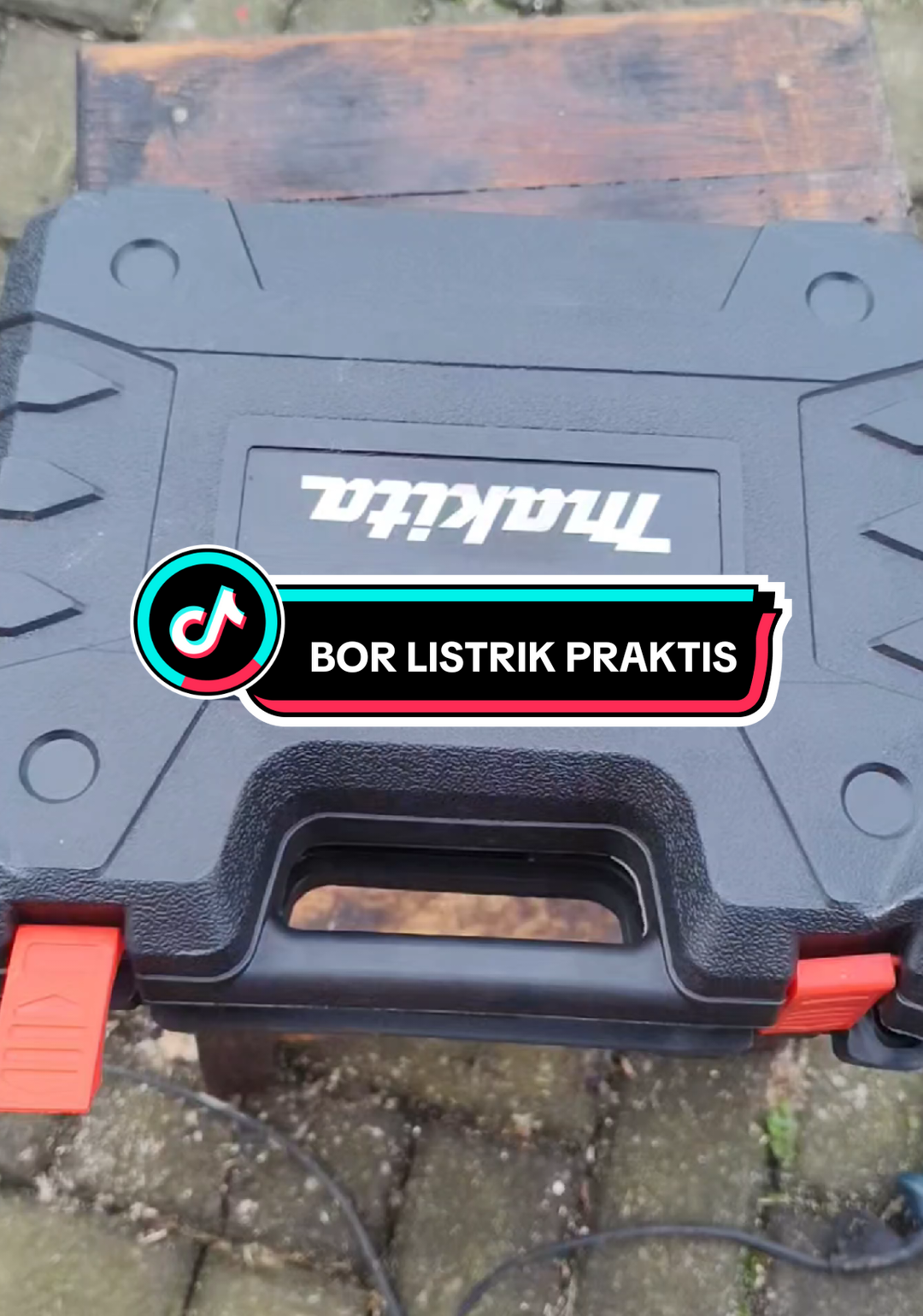 Bor baterai serbaguna, siap bantu pekerjaan rumah, kantor, atau proyek DIY kamu! Tanpa kabel, lebih bebas bergerak. Cocok untuk ngebor tembok, kayu, dan besi. Set lengkap: unit + 2 baterai + charger! #bormakita #makita #borpraktis #borlistrik #borbaterai #borkuat #cordlessdrill #BorViral #borserbaguna #makitapowertools #alatrumahtangga #keranjangkuning #guncang66spesialgajian 