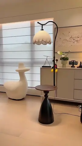 Em đèn trang trí 2in1 vừa là đèn ngủ, vừa là bàn trà mini tiện dụng. Đặt bên sofa hay đầu giường đều đẹp.