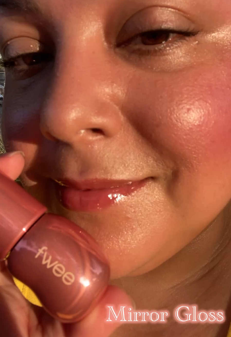 Mirror Gloss!  Just look at how glossy, shiny, reflective this gloss is. This is fwee’s 3D Volumizing Gloss in Rozy 70%.  This gloss offer long lasting, high shine without any of the stickiness. With a metallic, mirror like, packaging this gloss is perfect for on the go.  Lookout for this shade coming soon.  #lipgloss #gloss #fyp #trend #glossylips #makeup #beauty #fwee #relatable #fweegloss #mirrorgloss #reflectivegloss #mirrorlikegloss #metallicgloss @fwee 