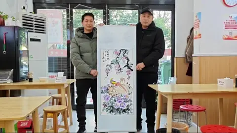 If you pay attention, you will get rich7450271196370832676&bt天中居士执笔游学，缘遇帅哥宋店长，画一幅国画前程似锦交换美好