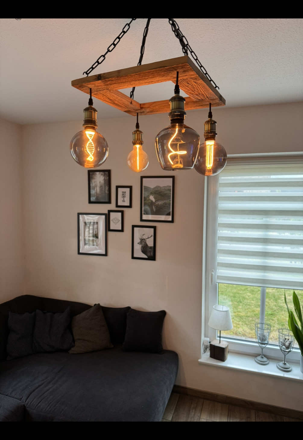 Aus einem Altholzbrett habe ich eine Hängelampe gebaut 🪵🛠️💡  ———— Anzeige  #DIY #lampe #lamp #holzlampe #woodlamp #holz #holzarbeiten #elektrotechnik #elektriker #electrician #heimwerker #mr_elektroideen 