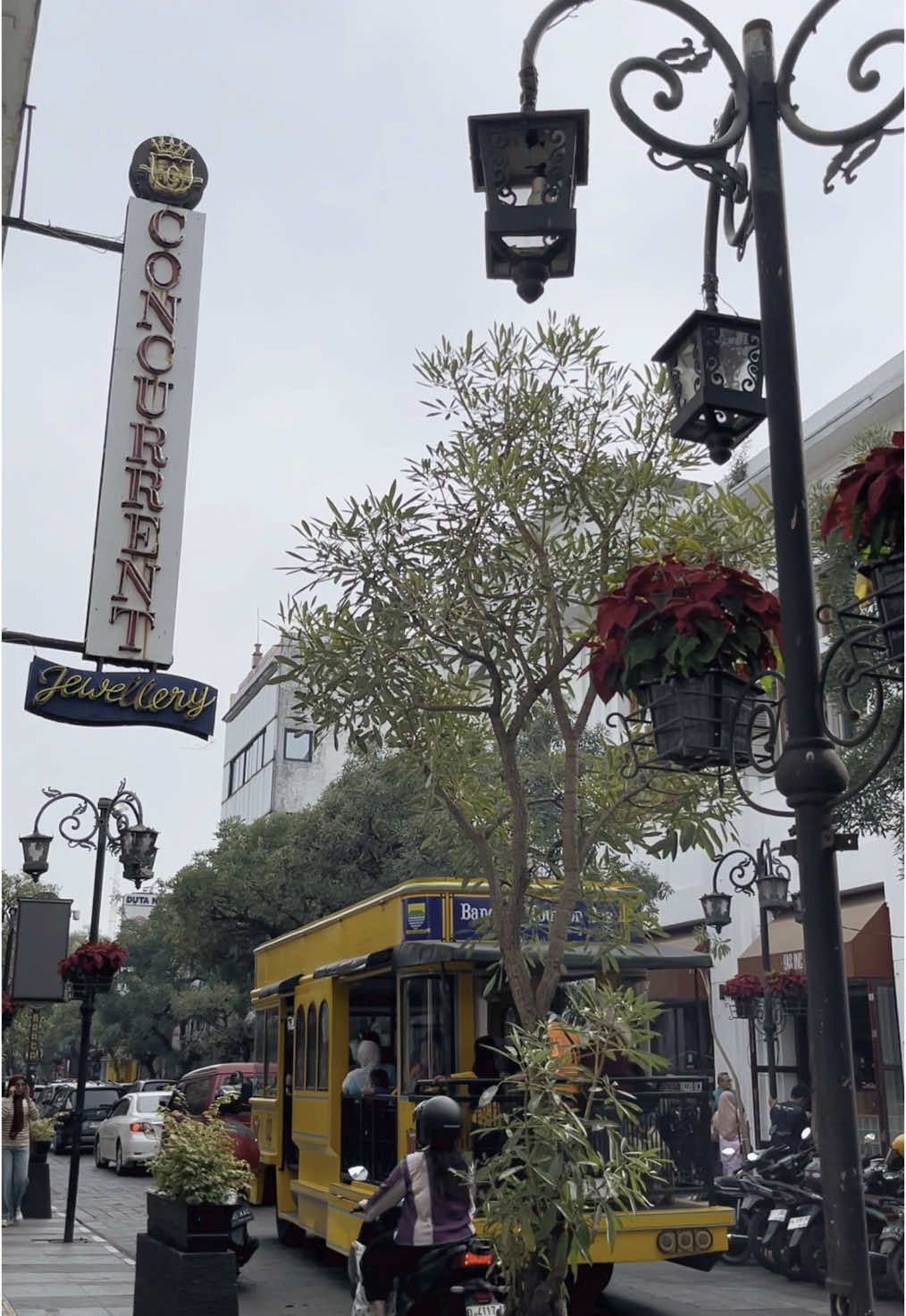 Bandung se candu itu, kapan terakhir kalian ke Bandung? #braga #bragabandung #bandungaesthetic #bandungbanget #bandunghits #fyp #fyppppppppppppppppppppppp 