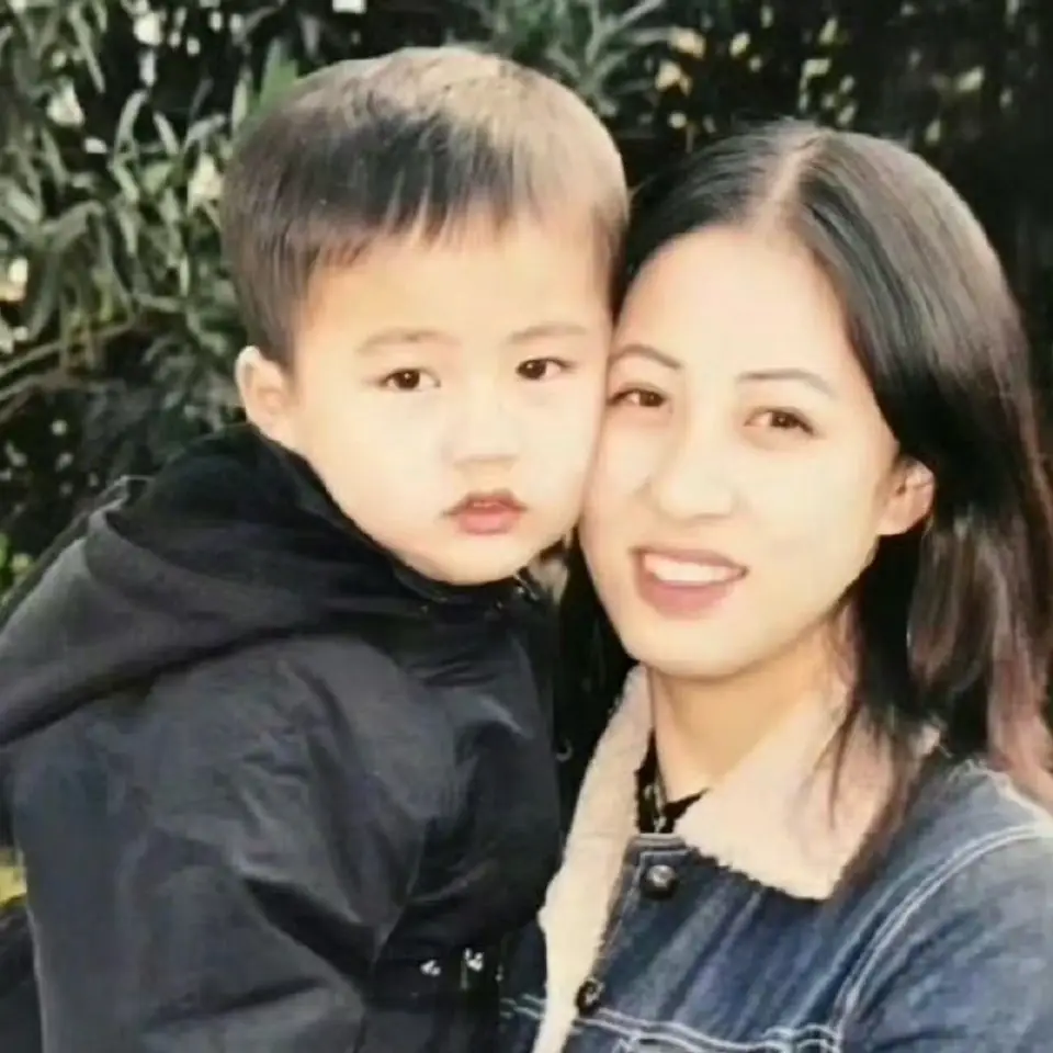 Udah ganteng dari kecil, emak nya juga cakeup banget. Pantes anak nya jadi setampan ini. Anak tunggal kaya raya, siapa lah yang bakal jadi pendamping hidup nya ya. penasaran banget, kayak apa calon istri nya nanti. Tapi lebih penasaran lagi setampan/secantik apa anak nya.  #zhanglinghe #trươnglănghách #张凌赫 