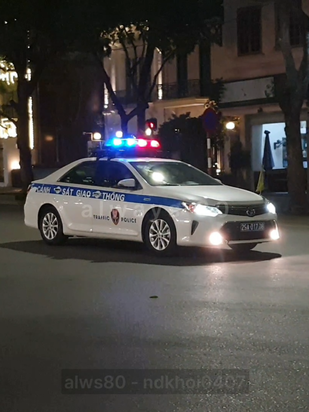 Toàn cảnh đổi đoàn giữa Đội 1 (Vinfast + CB300F) và Đội 2 (Camry + x2 NC750X) hộ tống Tổng thống Pháp Emmanuel Macron dự tiệc chiêu đãi 🇻🇳🇫🇷 Nhìn dàn xe lung linh đèn ngầu quá ngầu 😁 #hanoi #vietnam #vip #phap #france #dandoan #k01 #mercedes #vinfast #toyota #camry #hummer #csgt #canhsat #canhsatgiaothong #viral #trending #xuhuong #fyp #tongthong 