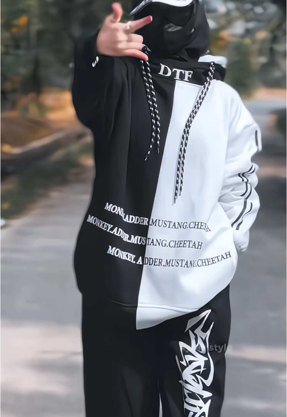 Hoodie kesayangan aku😎🔥 #rekomendasihoodie #hoodiemurah #hoodieoversize #hoodiekeren #outfit #fyp #fypシ 