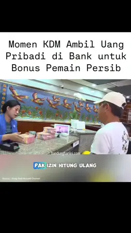 Kejutan manis diberikan Gubernur Jawa Barat, Dedi Mulyadi (KDM), untuk Persib Bandung usai menjuarai BRI Liga 1 2024/2025. Senin (26/05/2025), usai menghadiri rapat paripurna di Kantor DPRD Jabar, KDM secara simbolis menyerahkan bonus sebesar Rp1 miliar kepada tim Persib melalui perwakilan pemain, Adam Alis. Yang menarik, bonus tersebut bukan berasal dari anggaran pemerintah, melainkan dari kantong pribadi KDM. Dalam video yang beredar, KDM terlihat sedang menarik uang tunai sebesar Rp800 juta dari bank. Ia menegaskan bahwa uang tersebut bukan milik negara, melainkan murni pemberian pribadi sebagai bentuk apresiasi atas perjuangan Persib. “Ini mah bukan uang negara, ini mah uang pribadi saya,” ujar KDM dalam video tersebut. #PersibJuara #KDM #BonusPersib #BRILiga1 #Bobotoh #bandunghariini 