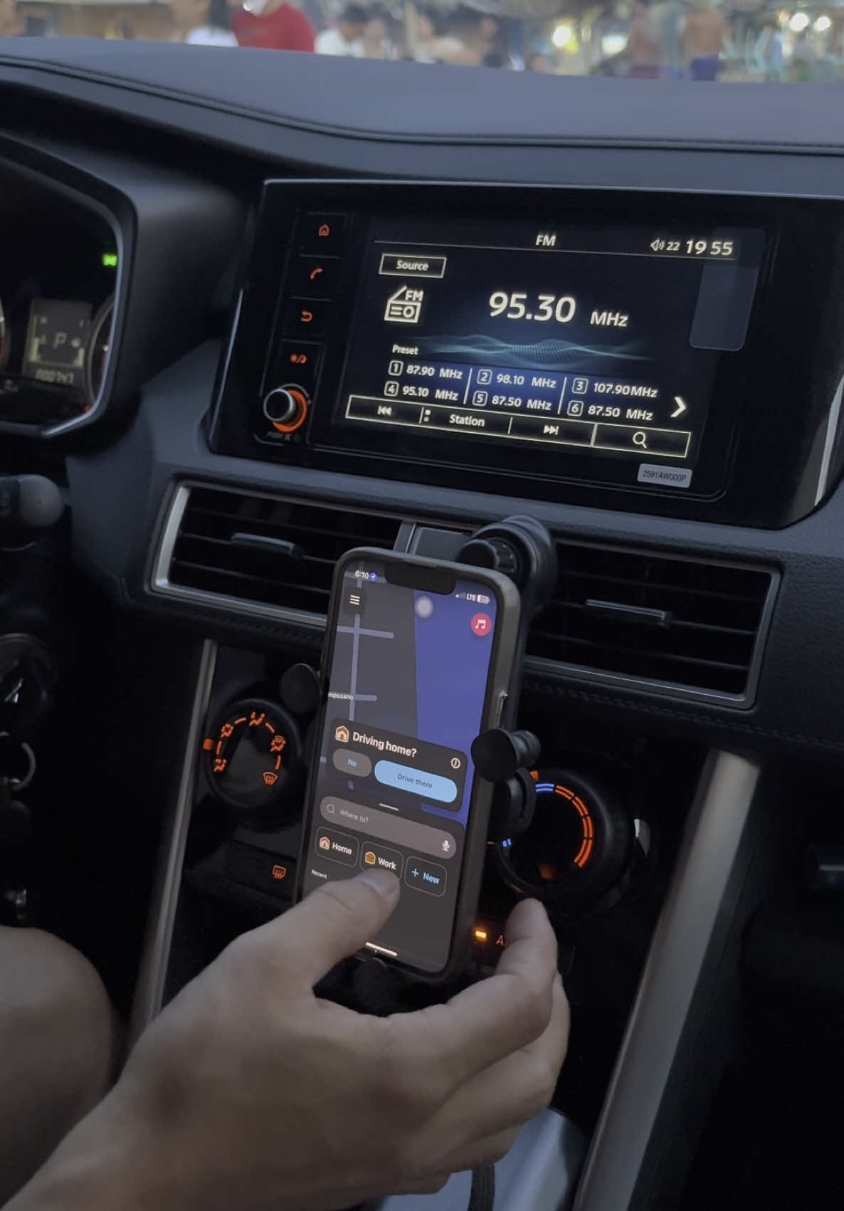 Hala! Legit, sobrang ganda at very convenient gamitin nitong cellphone holder na nabili namin sa tiktok. 🥰 #pinakamaganda #cellphoneholder #phoneholder #carphoneholder #caressentials 