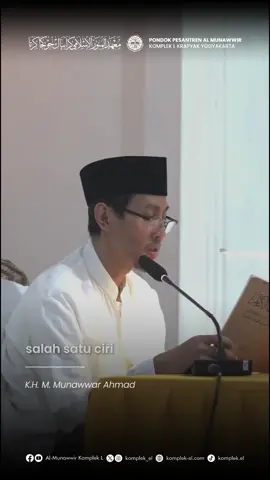 Penjelasan dari Kitab Jawam’ul Kalim Karya KH. Ali Maksum yang disampaikan oleh KH. M. Munawwar Ahmad. Beliau menyampaikan bahwa salah satu ciri orang sholeh atau wali adalah wajib memiliki sifat kitmanul mashoib, yakni menyembunyikan musibah atau masalah dari manusia. Pesan beliau, jika ingin menceritakan sedikit keluh kesah kepada orang lain, pilihlah yang sekiranya tidak menimbulkan masalah. Semoga kita semua dapat mengamalkan ilmu-ilmu tersebut dan memperoleh keutamaan di Bulan Ramadhan. Aamiin. #komplek_el #almunawwir #pkr2025 #ramadhan #krapyak _________ Update informasi terbaru Pondok Pesantren Al-Munawwir Komplek L melalui akun media sosial resmi kami. Instagram: @komplek_el Twitter: @komplek_el TikTok: @komplek.el Facebook: Al-Munawwir Komplek L Youtube: Al-Munawwir Komplek L Website: komplek-el.com