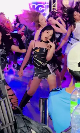 Na Ni Na Nina Ni Na Nina  ว่าแต่..พี่ด้านหลังเค้าสวยจัง หยุดมองไม่ได้เลย #gnarly #randomdance #fyp 
