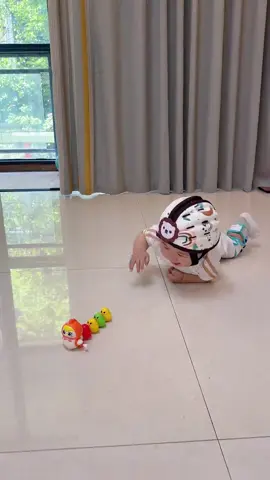 Đồ chơi bà má mới mua cho tui nè #viaconyeu #viaconcung #đồchoithongminhchobe #nhavia 