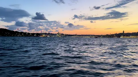 Kederim de bir aşk Görüyor mu? #istanbul #eminönü #beyoğlu #galatakulesi #kesfet #dedüblüman #dedublüman #belki #kesfetbeniöneçıkart #YürüyenAdam🐬 #sokakyayıncısı🐬 
