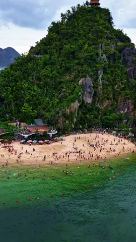 Bãi biển Ti Tốp tọa lạc tại đảo Ti Tốp, nằm trong vịnh Hạ Long. Đây được xem là hòn đảo đẹp nhất vịnh Hạ Long, cách cảng tàu du lịch Bãi Cháy khoảng 8km về phía Đông Nam. Đảo tựa lưng vào vịnh Cửa Lục, phía trước là đảo Bồ Hòn, hang Sửng Sốt và bên phải là hòn Dầm Nam.                     Nhìn từ trên cao, bãi biển Ti Tốp có hình trăng lưỡi liềm bao quanh lấy đảo cùng làn nước trong xanh và cát trắng. Tuy bãi biển có diện tích nhỏ nhưng đây là nơi được rất nhiều tàu du lịch ghé thăm khi tham quan vịnh Hạ Long. Điểm đặc biệt tại Ti Tốp chính là bãi cát trắng thường xuyên được gột rửa bởi thủy triều nên màu trắng tinh khôi ấy vẫn được giữa nguyên vẹn. Hơn nữa, bãi biển Ti Tốp khá hoang sơ, yên tĩnh và chưa được con người khai thác du lịch nhiều. Do đó, trên đảo còn rất ít các dịch vụ du lịch, hoạt động vui chơi giải trí. Tuy thế nhưng Ti Tốp vẫn để lại ấn tượng vô cùng tốt đẹp về một bãi biển xanh, sạch với du khách trong và ngoài nước.#dulichvietnam #dulichhalong #halong #halongbay #duthuyenhalong #vinhhalong #cruise #daotitop #titop 