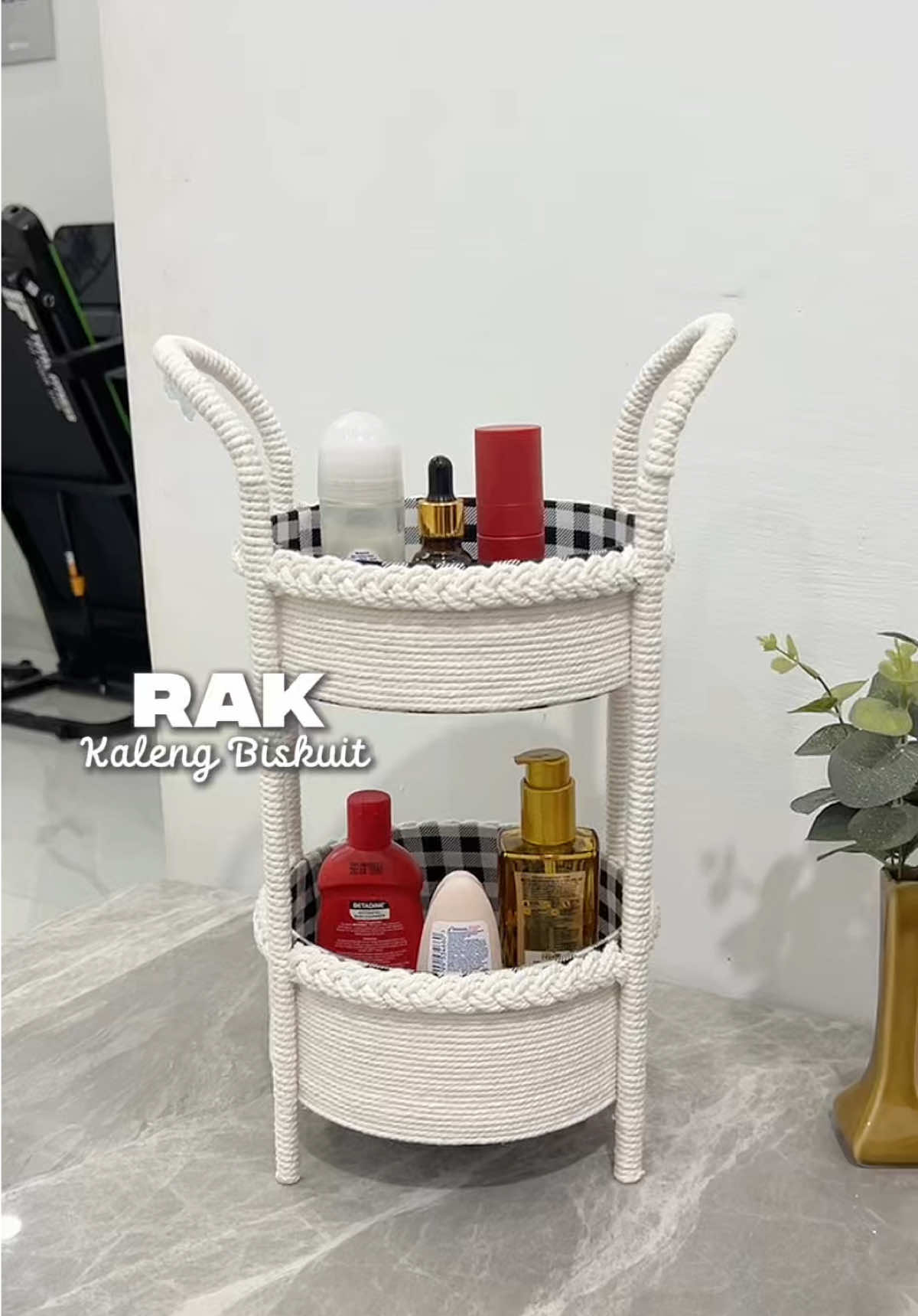 Kaleng biskuit lebaranku masih ada nih diapain lg enaknya yaa??? #rakkaleng #kalengbekas #kalengbiskuit #daurulang #diyproject #DIY 