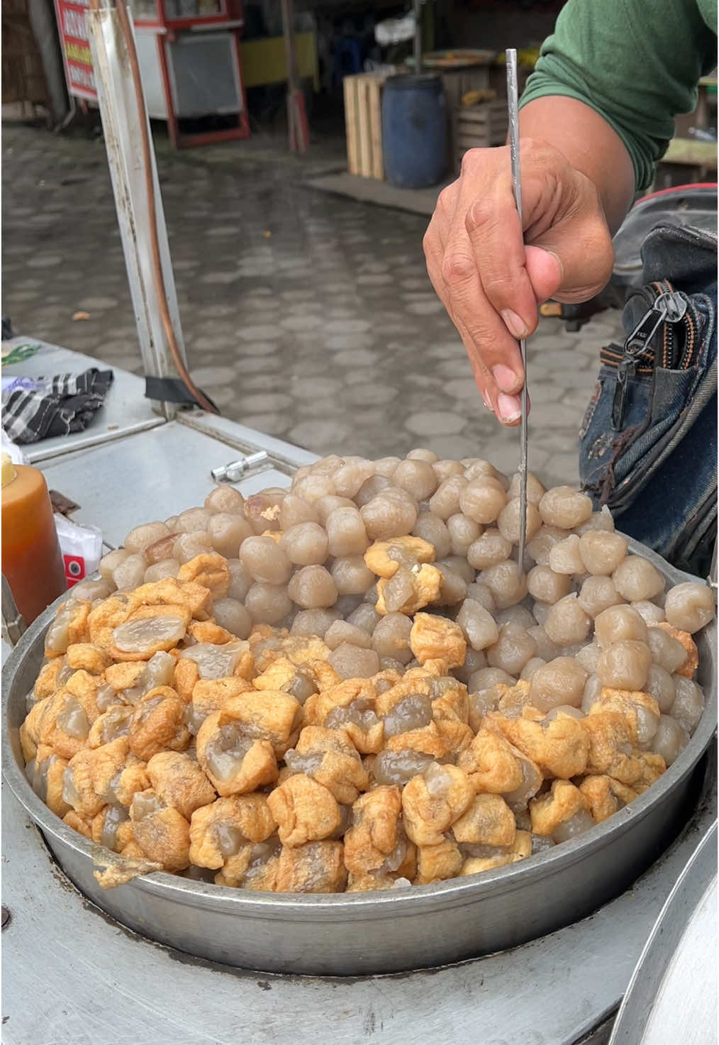 Gak ada yang bisa menandingi nikmatnya salome tahu jadul bumbu kacang🥹🫶🫶 #jajanjogja #kulinerjogja 