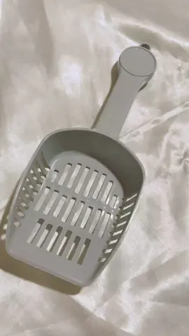 cat litter scooper ☆ 10/10 ☆ ang mamahal ng cat scooper sa physical store pero dito, ganito lang siya kamura☺ ps. for reference lang yung nasa vid. :)) (check yellow basket  / showcase) #cat #catlitterscooper #catessentials 