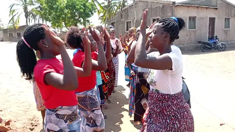 Dançar também é oração! Em cada passo, a nossa gratidão a Deus pelo dom da vida. Que a alegria da fé chegue a todos os cantos de Caia e além! #catolico #acçaodegraças #fécomdança #tiktokcatolico #vidacatolica #oraçãoemmovimento #caia #moçambique #jovenscatolicos #parati #foryou #viral
