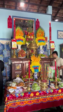 Các bạn xem cách chưng bông , trái cây trên bàn thờ tổ tiên.