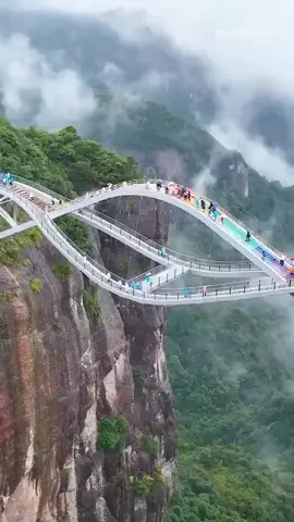 OMG! That looks amazing! What a breath-taking bridge! #China