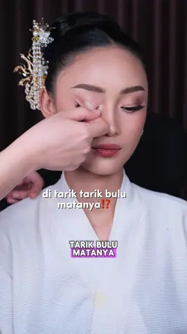Hapus heavy makeup yang mua approved!! Bulu mata yang aku jait aja ga pake aduh2 langsung lepas 🥹🥹🥹 Ga expext cleansing oilnya @Bio Beauty Lab Official BAGUS BANGET euy 🥹🥹🥹 ______________________ #revitalizedyourskin #muaapproved #mua #freshmakeup #makeupawet #glamlook #makeup #Detailmakeup #tipsmakeup #pengantin  #bride #muatips 